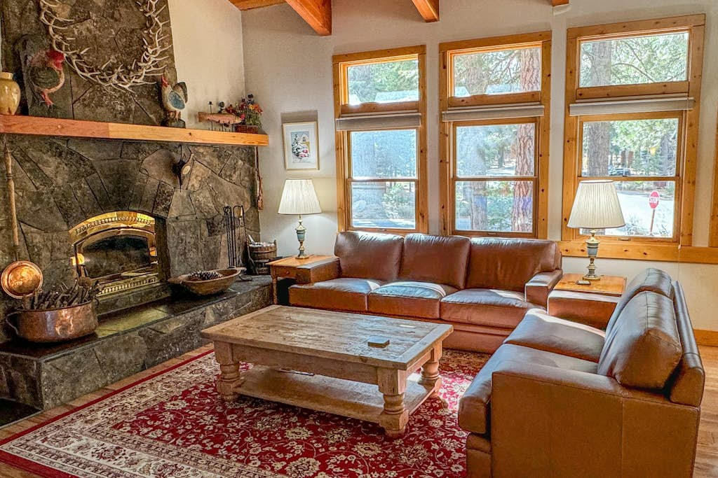 Lovely lodge with a pool table, access to slopes & more