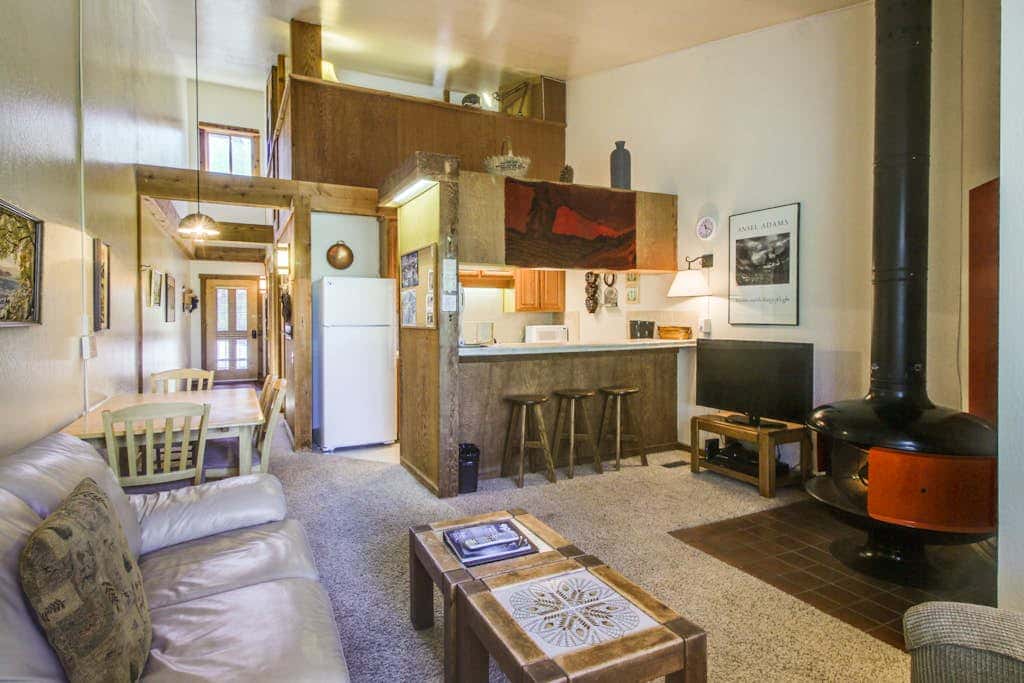Ski-in-ski-out condo with pool, hot tub, sauna & breathtaking views - dog-friendly