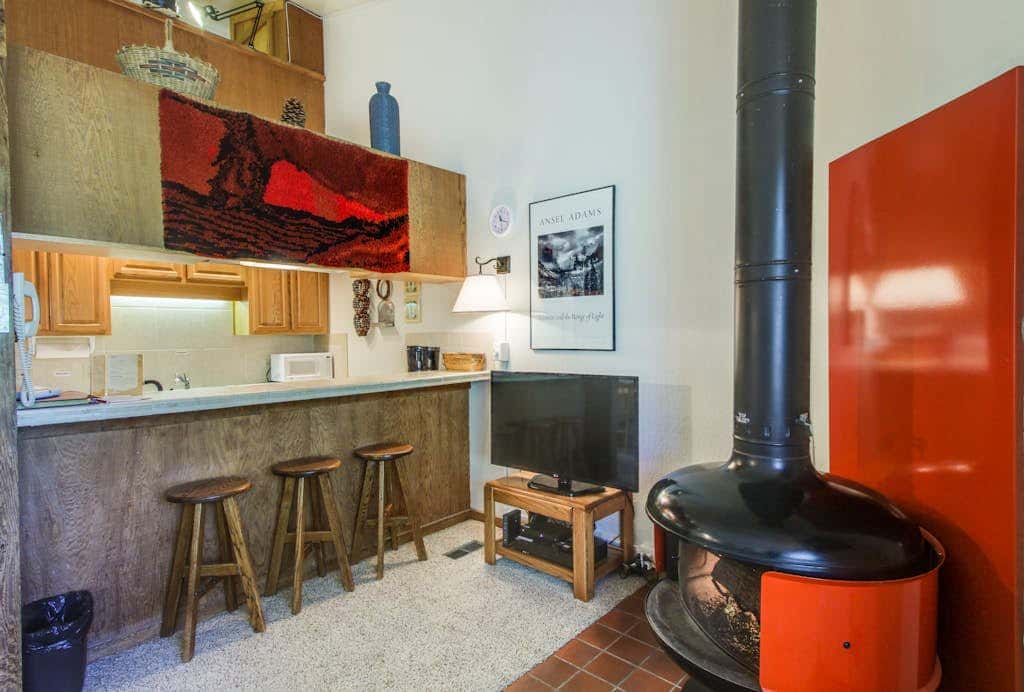 Ski-in-ski-out condo with pool, hot tub, sauna & breathtaking views - dog-friendly