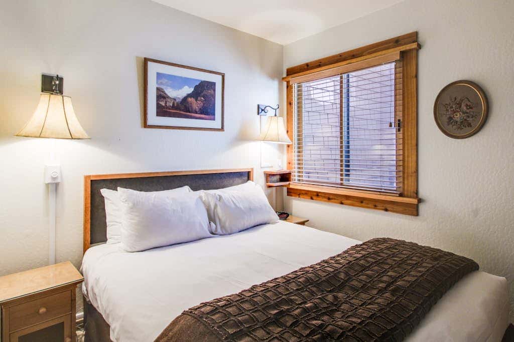 Ski-in-ski-out condo with pool, hot tub, sauna & breathtaking views - dog-friendly