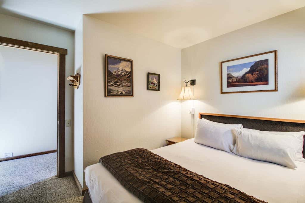 Ski-in-ski-out condo with pool, hot tub, sauna & breathtaking views - dog-friendly