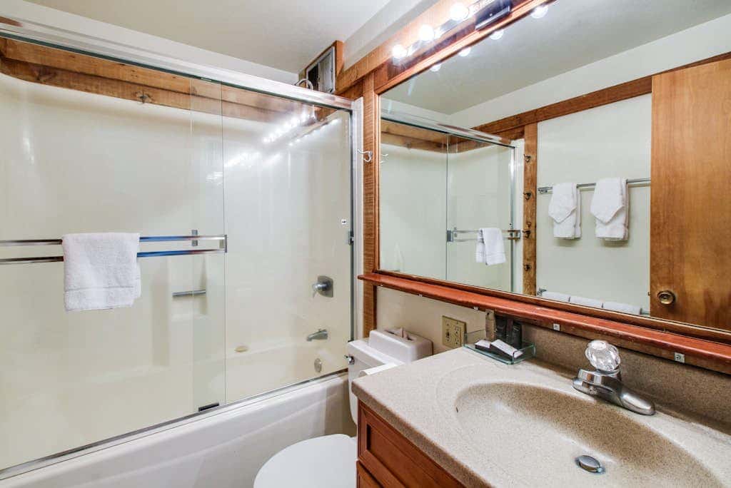 Ski-in-ski-out condo with pool, hot tub, sauna & breathtaking views - dog-friendly
