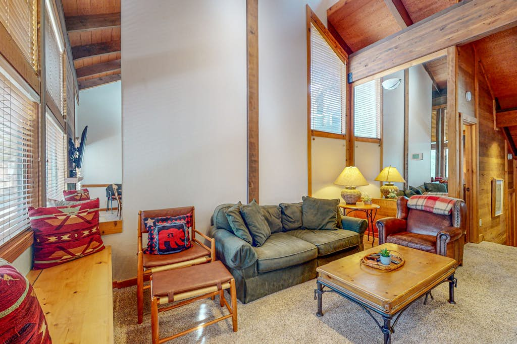 Cozy condo with mountain views, free shuttle & W&D