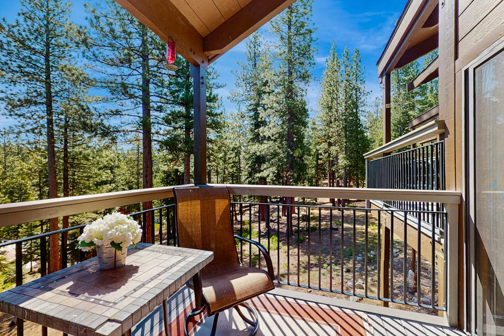 Great condo with a full kitchen & Northstar amenities - close to skiing
