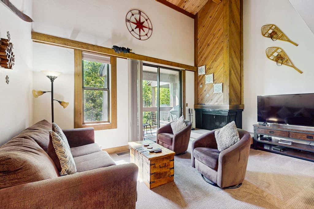 Mountain condo with access to outdoor pool, hot tub, tennis & sauna