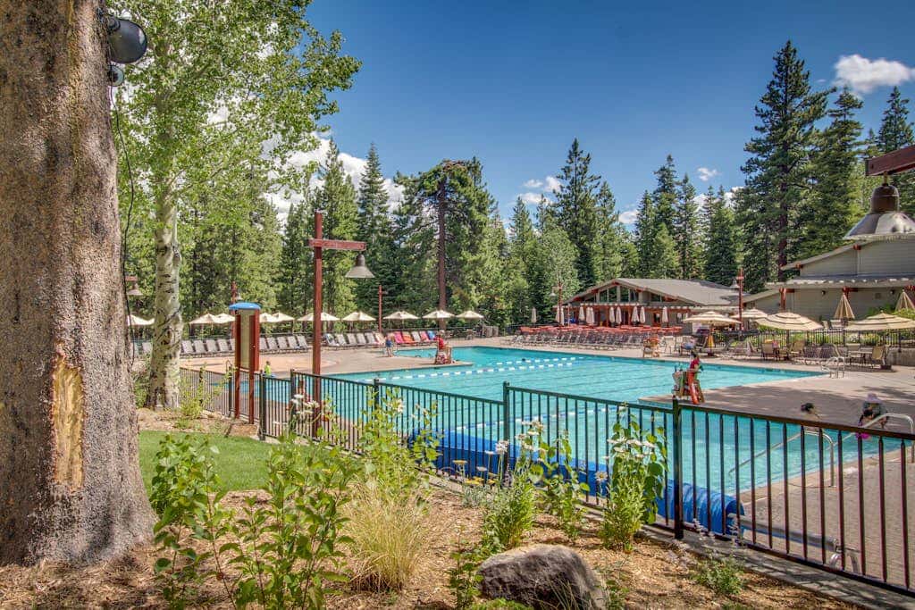 Mountain condo with access to outdoor pool, hot tub, tennis & sauna