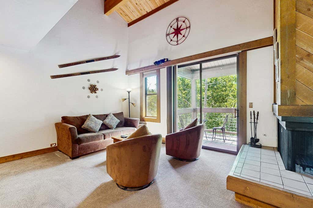 Mountain condo with access to outdoor pool, hot tub, tennis & sauna