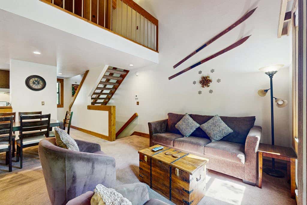 Mountain condo with access to outdoor pool, hot tub, tennis & sauna