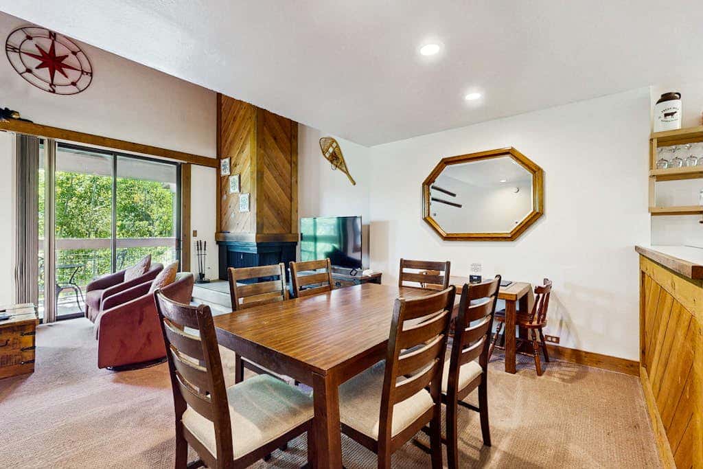 Mountain condo with access to outdoor pool, hot tub, tennis & sauna