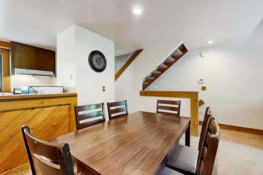 Mountain condo with access to outdoor pool, hot tub, tennis & sauna