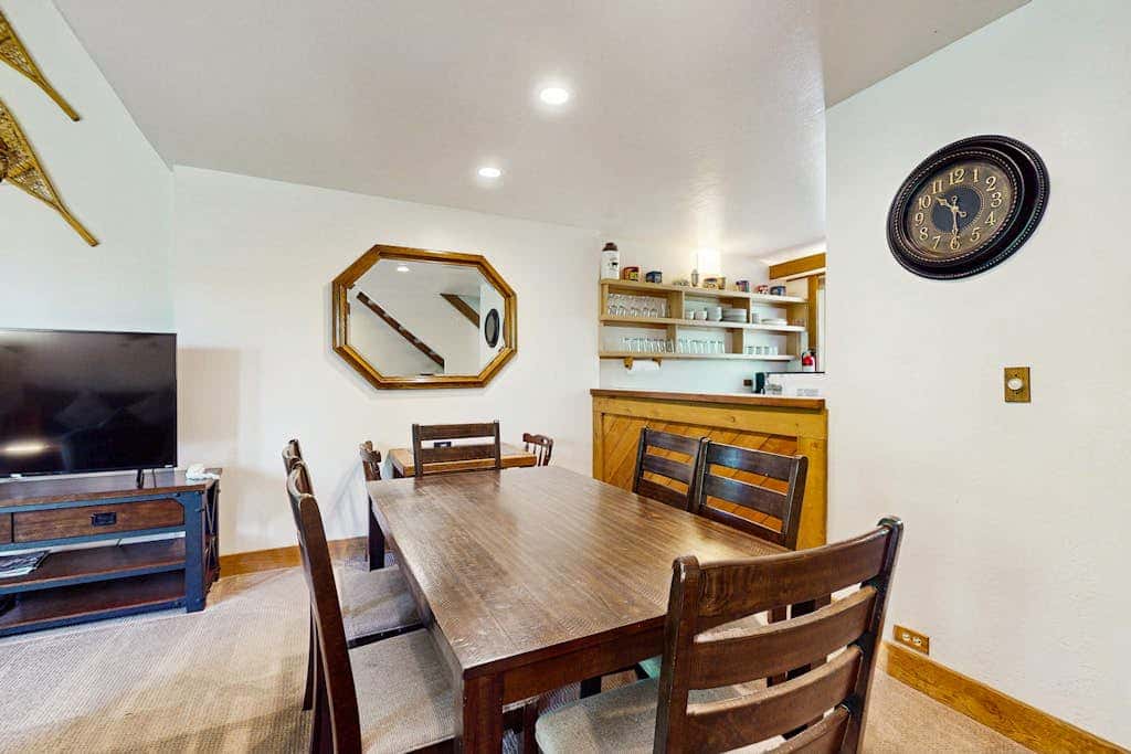 Mountain condo with access to outdoor pool, hot tub, tennis & sauna