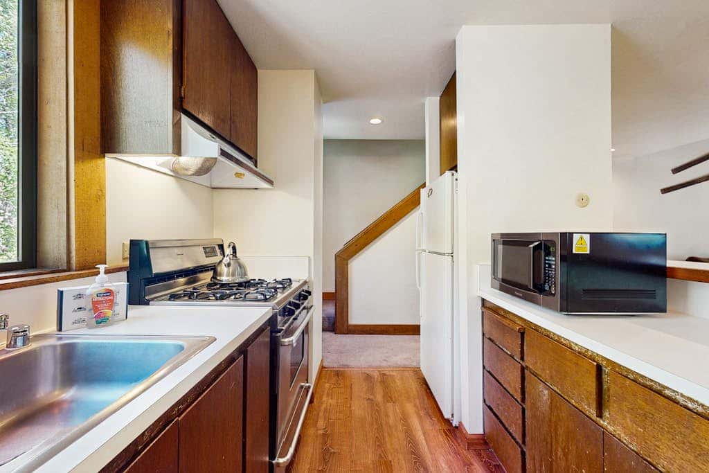 Mountain condo with access to outdoor pool, hot tub, tennis & sauna