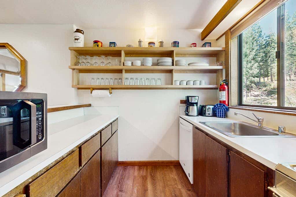 Mountain condo with access to outdoor pool, hot tub, tennis & sauna