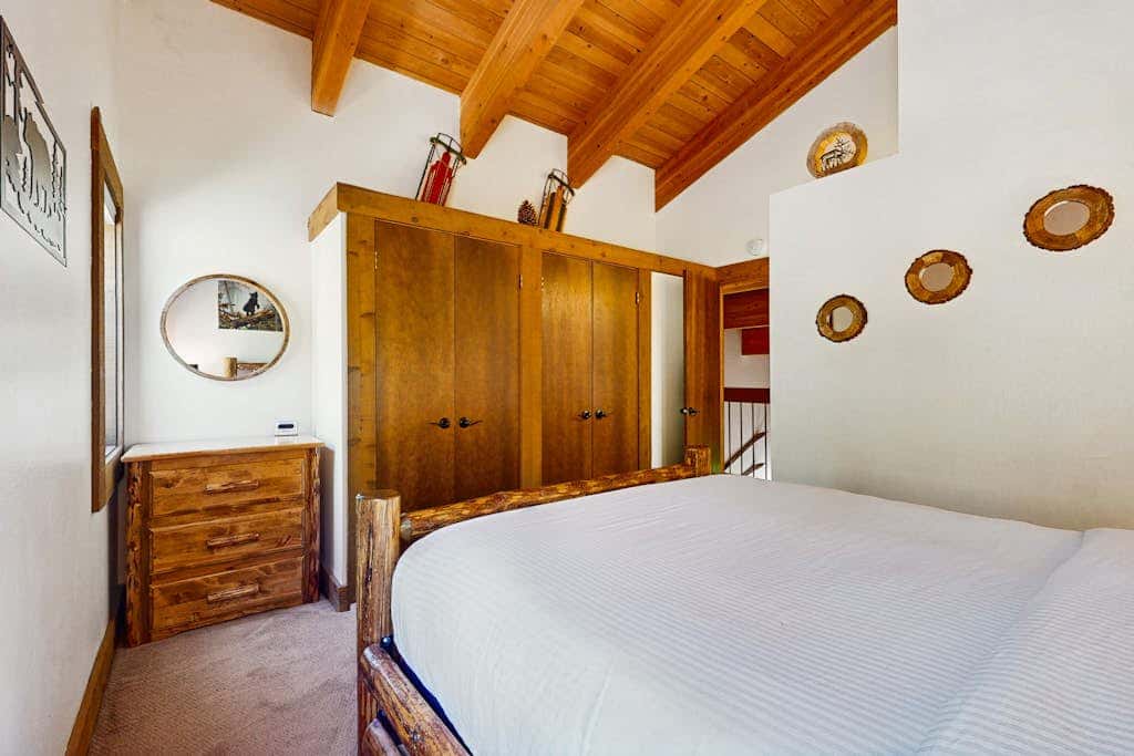 Mountain condo with access to outdoor pool, hot tub, tennis & sauna
