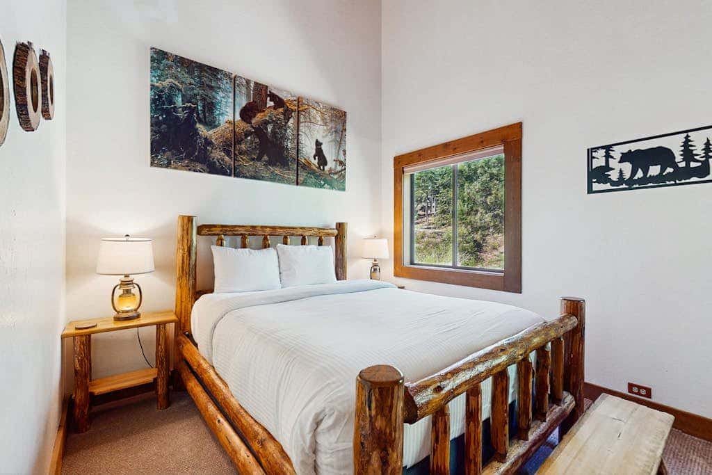 Mountain condo with access to outdoor pool, hot tub, tennis & sauna