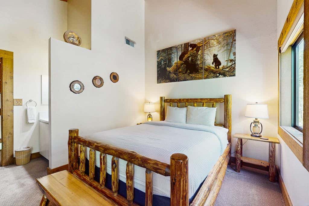 Mountain condo with access to outdoor pool, hot tub, tennis & sauna