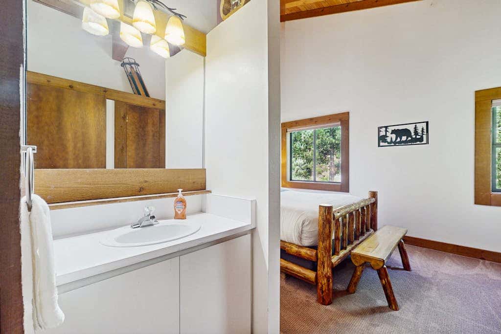 Mountain condo with access to outdoor pool, hot tub, tennis & sauna