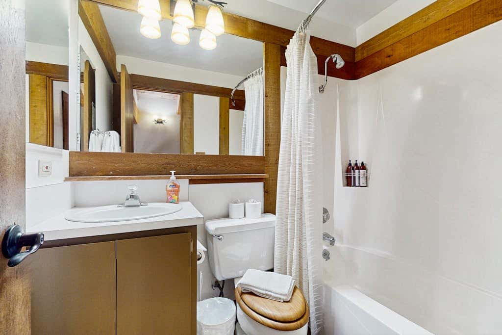 Mountain condo with access to outdoor pool, hot tub, tennis & sauna
