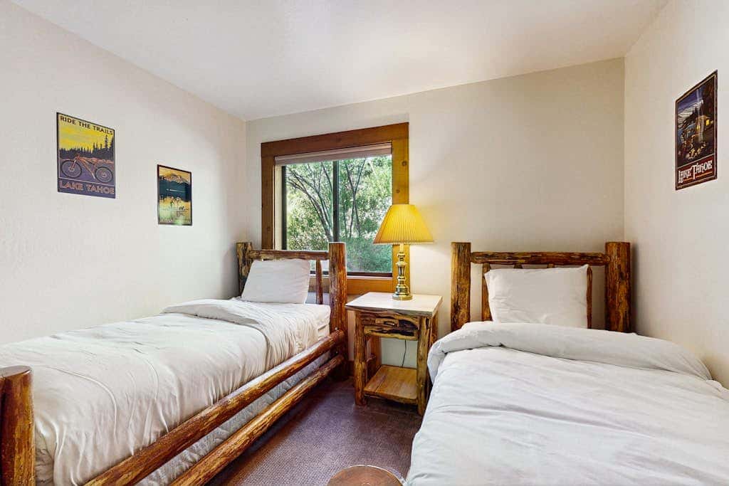 Mountain condo with access to outdoor pool, hot tub, tennis & sauna
