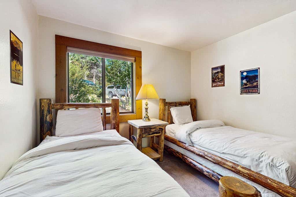 Mountain condo with access to outdoor pool, hot tub, tennis & sauna