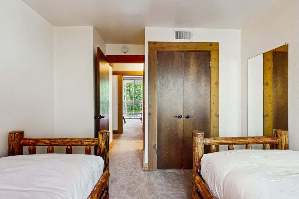 Mountain condo with access to outdoor pool, hot tub, tennis & sauna