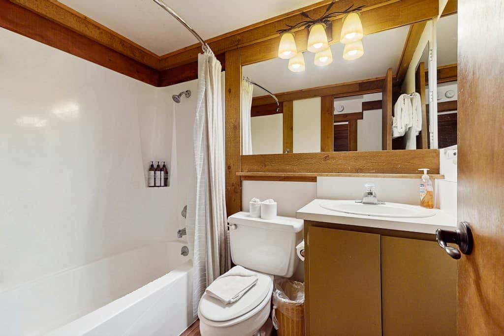 Mountain condo with access to outdoor pool, hot tub, tennis & sauna