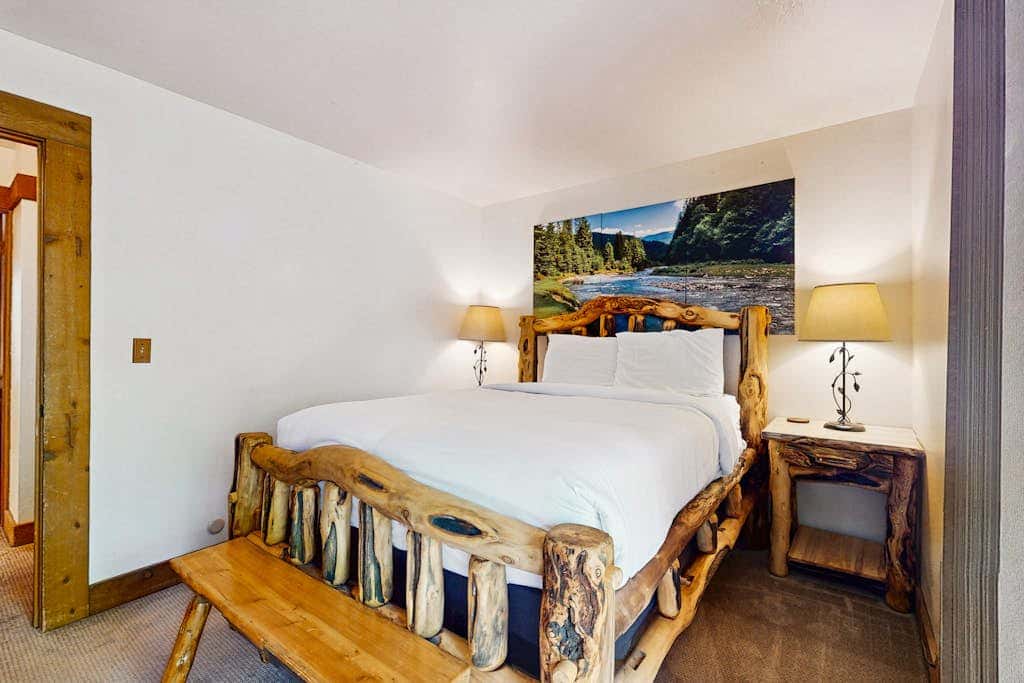 Mountain condo with access to outdoor pool, hot tub, tennis & sauna