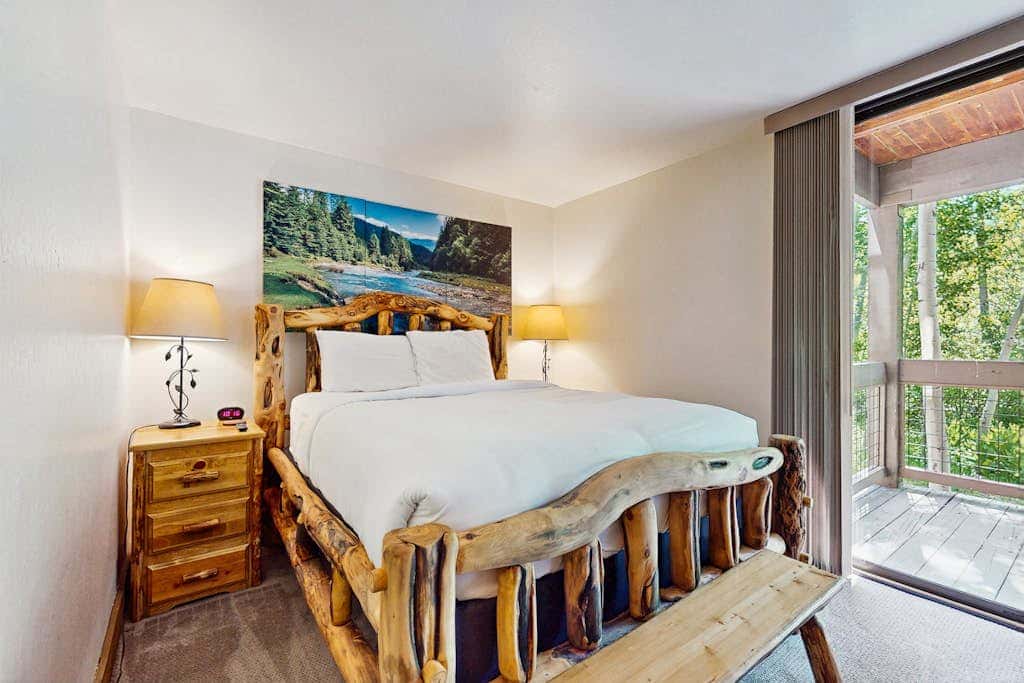 Mountain condo with access to outdoor pool, hot tub, tennis & sauna