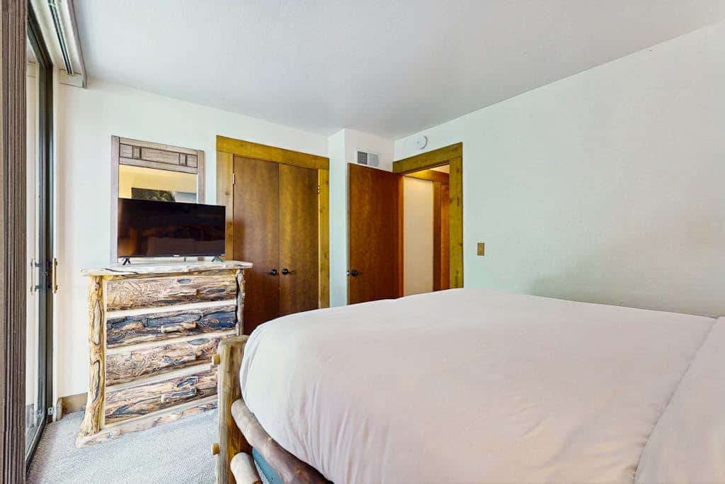 Mountain condo with access to outdoor pool, hot tub, tennis & sauna