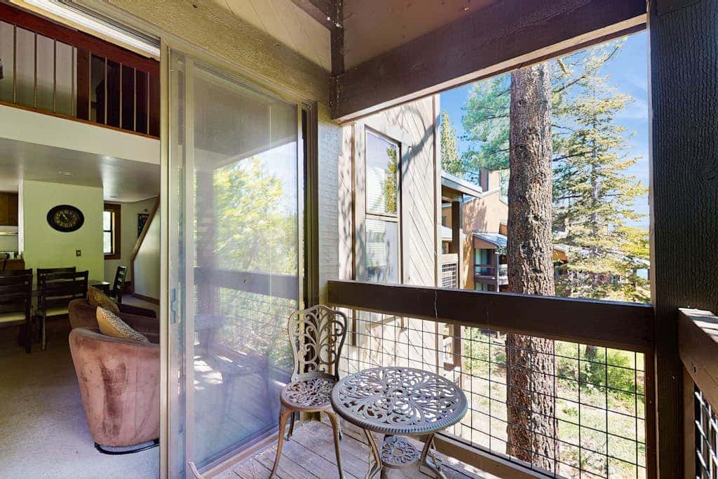 Mountain condo with access to outdoor pool, hot tub, tennis & sauna