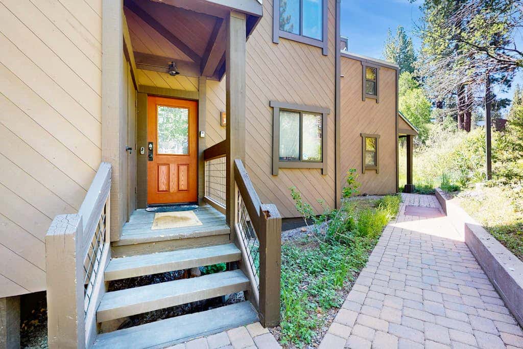 Mountain condo with access to outdoor pool, hot tub, tennis & sauna