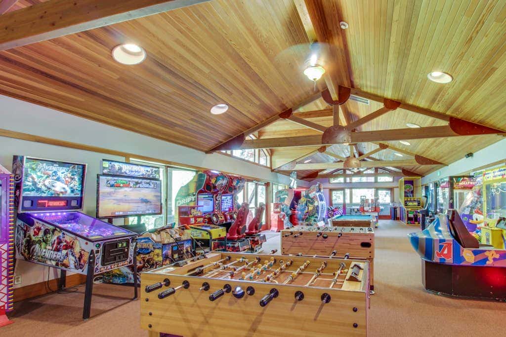 Mountain condo with access to outdoor pool, hot tub, tennis & sauna