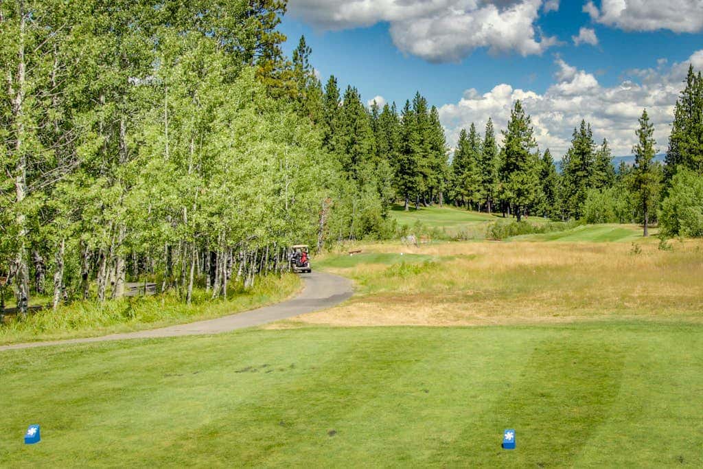 Mountain condo with access to outdoor pool, hot tub, tennis & sauna