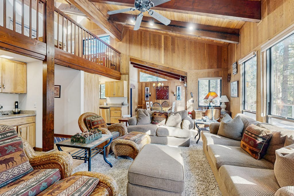Bright Northstar home on golf course - near ski slopes