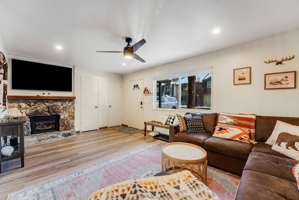 Modern home with shared hot tub, pool, sauna, tennis & fireplace & W&D