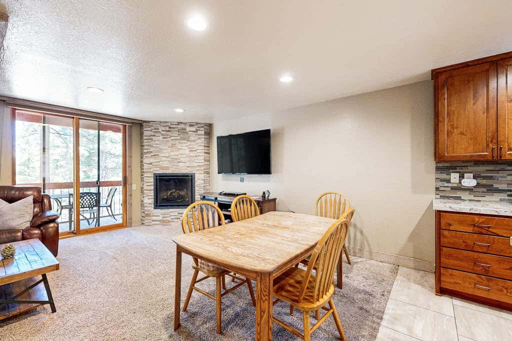 Gold Bend Condo - New Kitchen & Fireplace - Free Door-to-Lifts Ski Shuttle