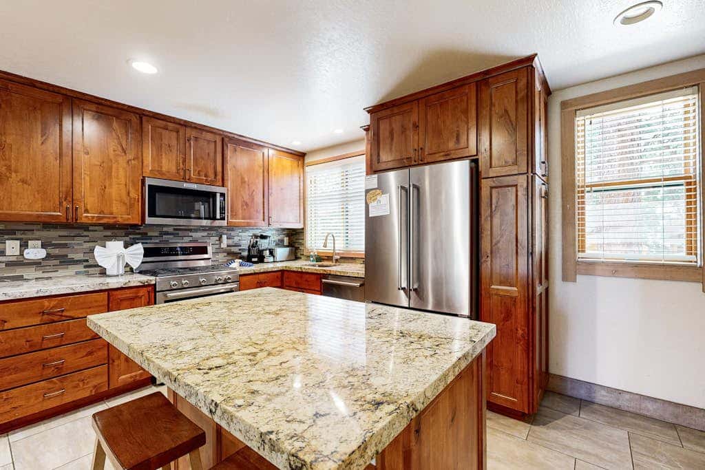 Gold Bend Condo - New Kitchen & Fireplace - Free Door-to-Lifts Ski Shuttle