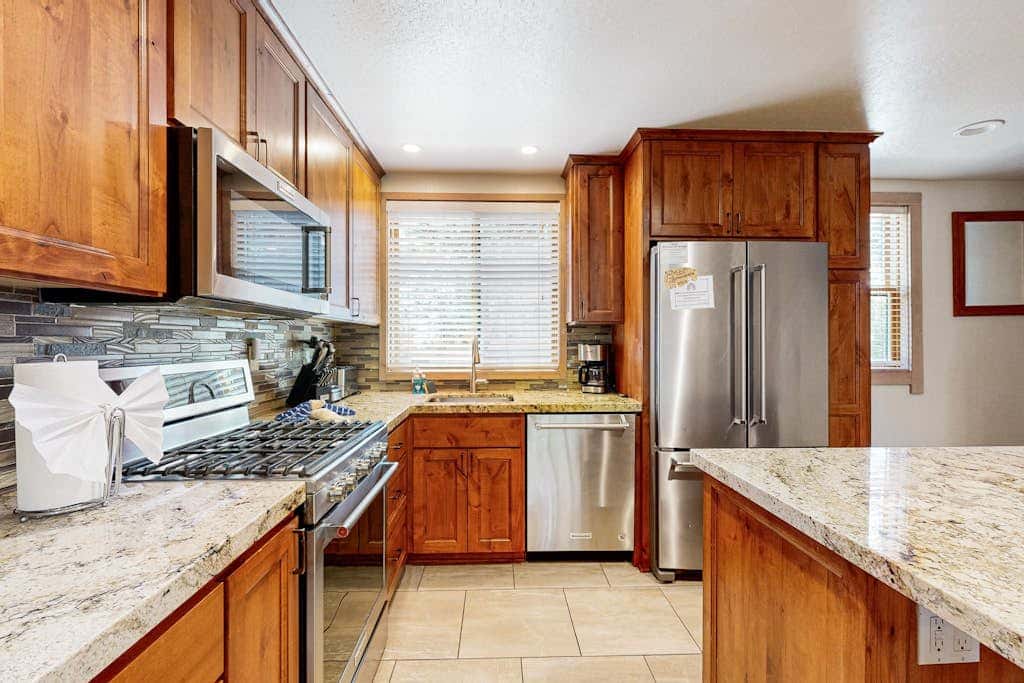 Gold Bend Condo - New Kitchen & Fireplace - Free Door-to-Lifts Ski Shuttle