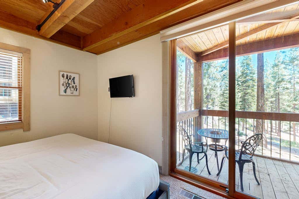 Gold Bend Condo - New Kitchen & Fireplace - Free Door-to-Lifts Ski Shuttle