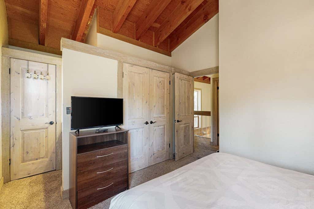 Gold Bend Condo - New Kitchen & Fireplace - Free Door-to-Lifts Ski Shuttle
