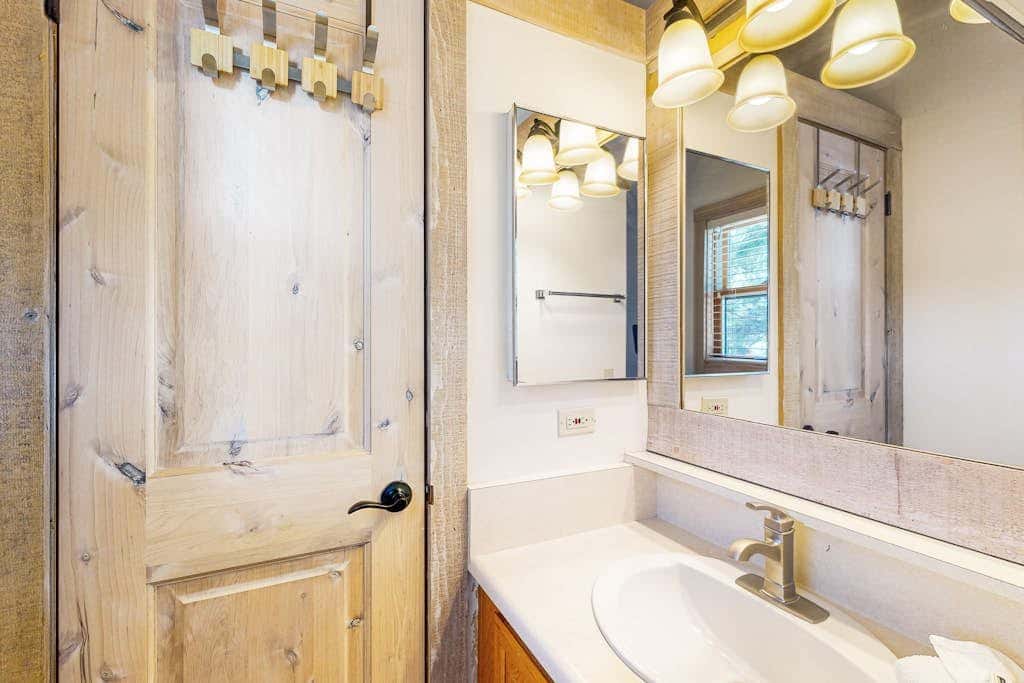 Gold Bend Condo - New Kitchen & Fireplace - Free Door-to-Lifts Ski Shuttle