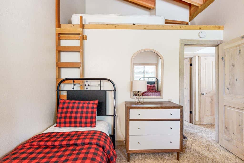 Gold Bend Condo - New Kitchen & Fireplace - Free Door-to-Lifts Ski Shuttle