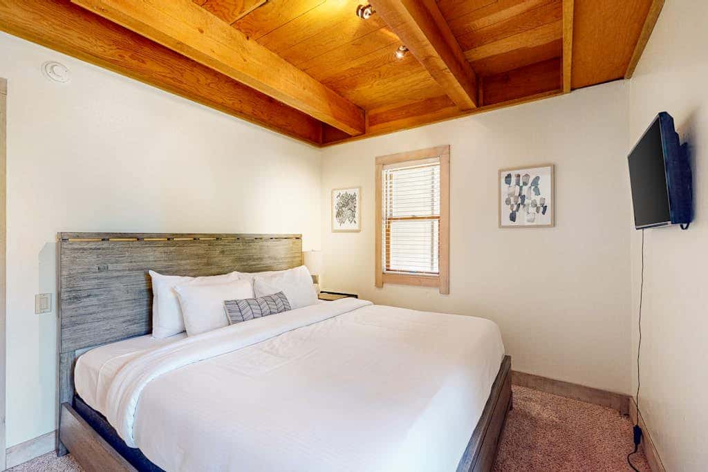 Gold Bend Condo - New Kitchen & Fireplace - Free Door-to-Lifts Ski Shuttle
