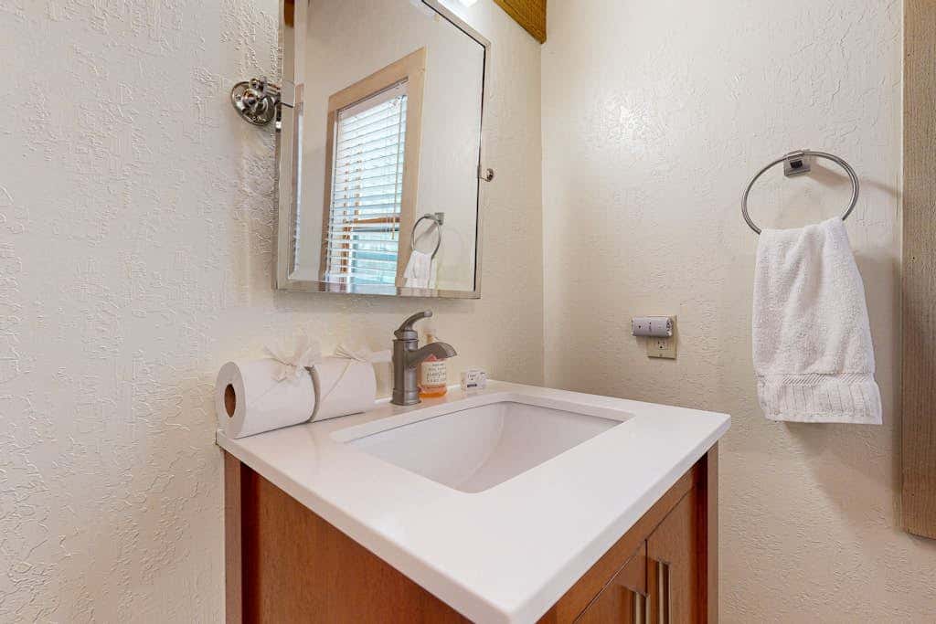 Gold Bend Condo - New Kitchen & Fireplace - Free Door-to-Lifts Ski Shuttle