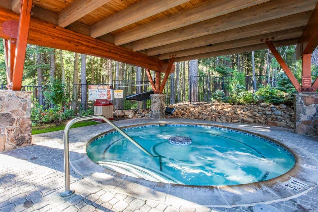 Gold Bend Condo - New Kitchen & Fireplace - Free Door-to-Lifts Ski Shuttle