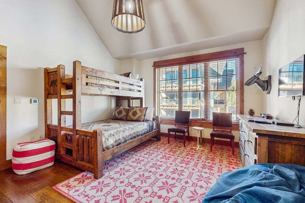 Modern condo with shared hot tub, streaming, and walk to lifts - golf nearby