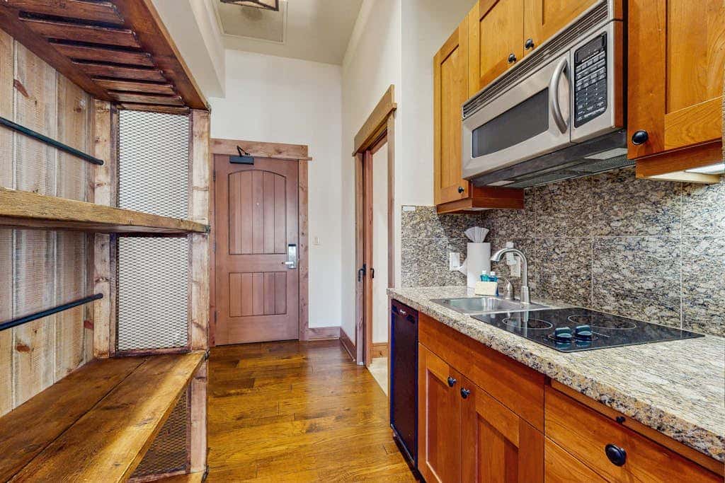 Modern condo with shared hot tub, streaming, and walk to lifts - golf nearby