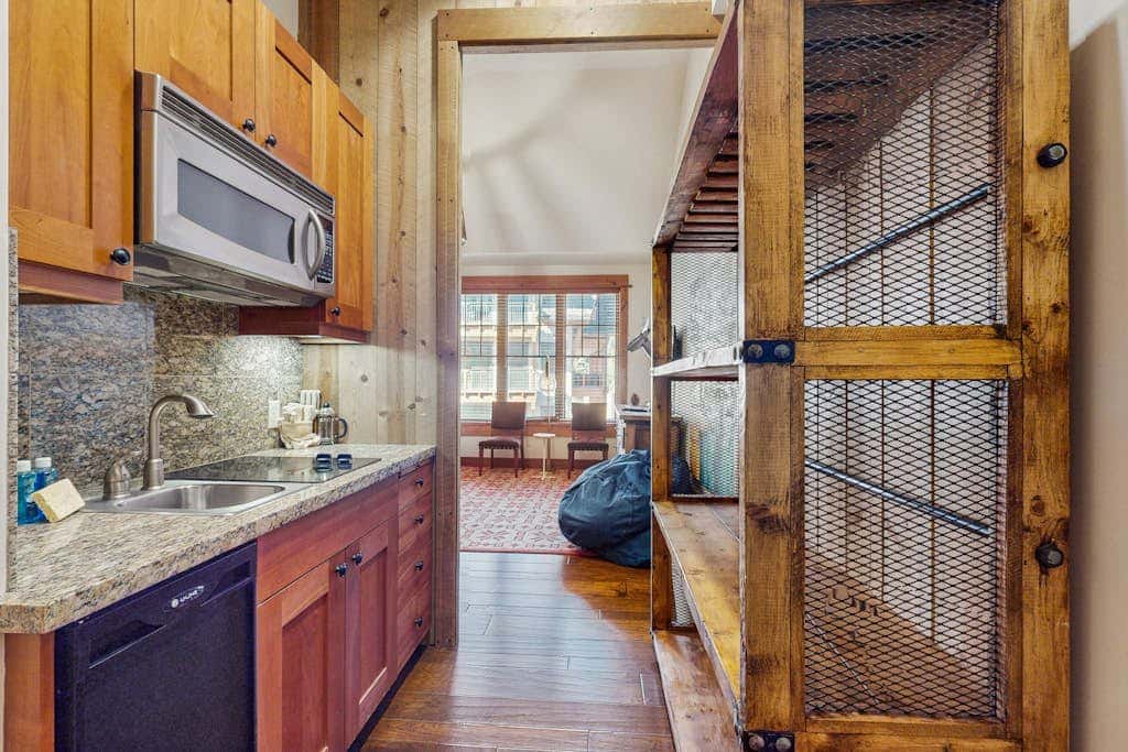 Modern condo with shared hot tub, streaming, and walk to lifts - golf nearby