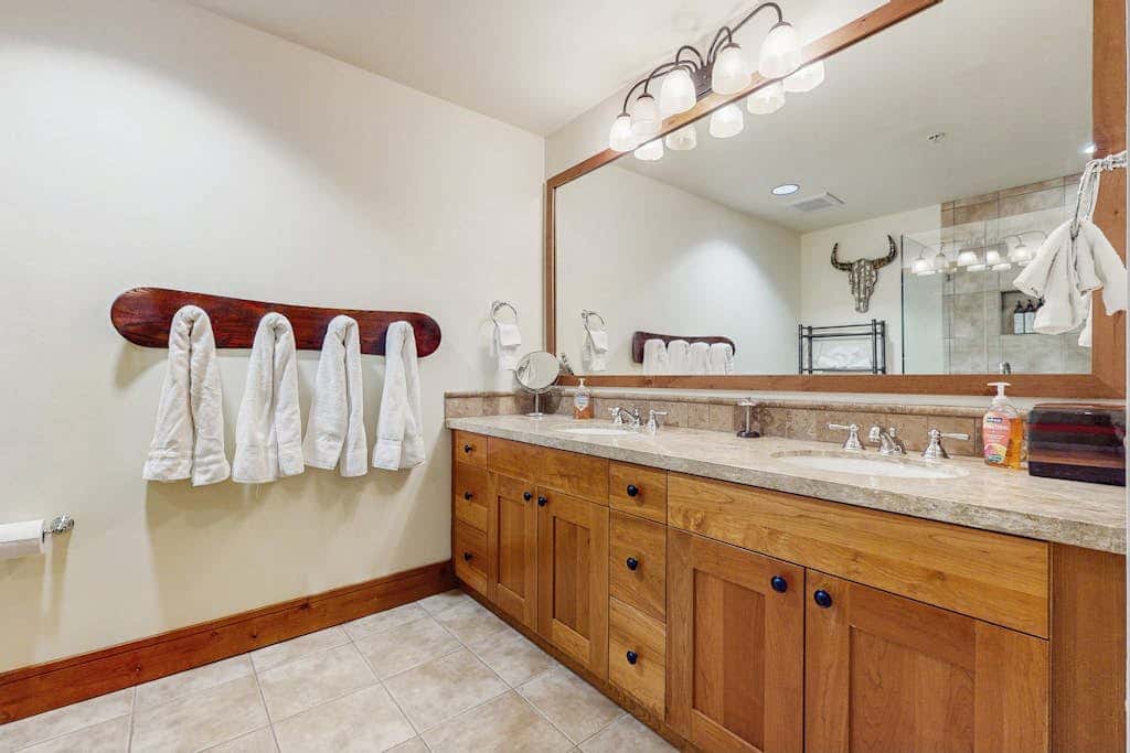 Modern condo with shared hot tub, streaming, and walk to lifts - golf nearby