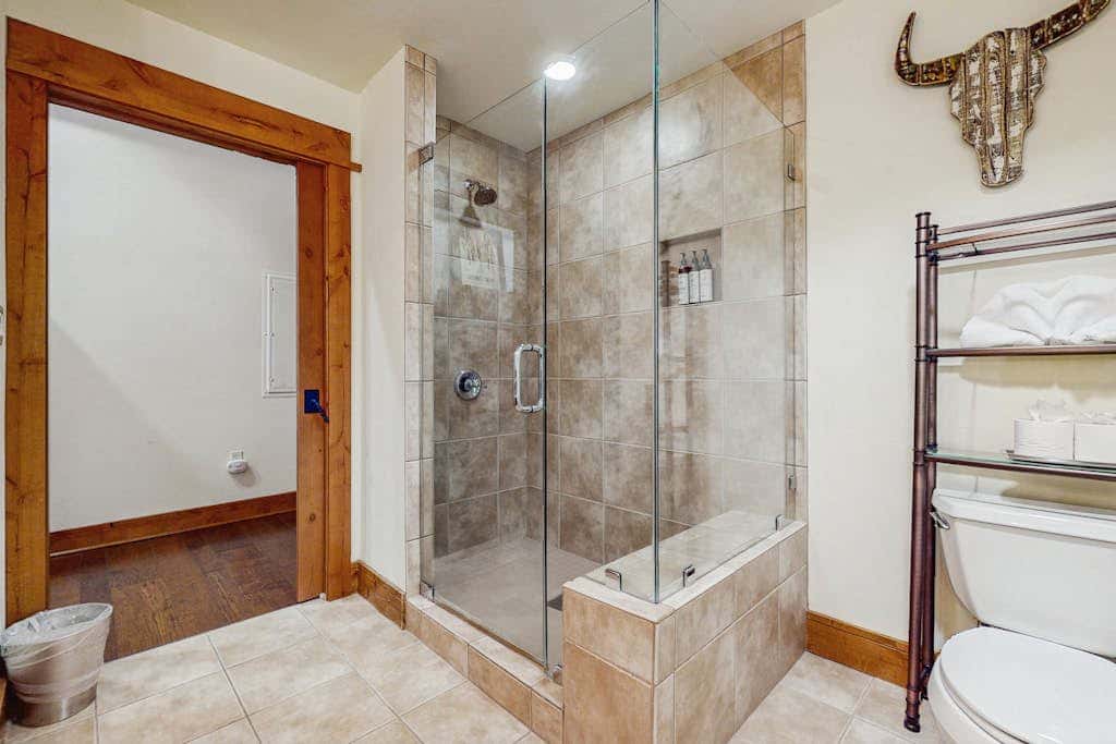 Modern condo with shared hot tub, streaming, and walk to lifts - golf nearby